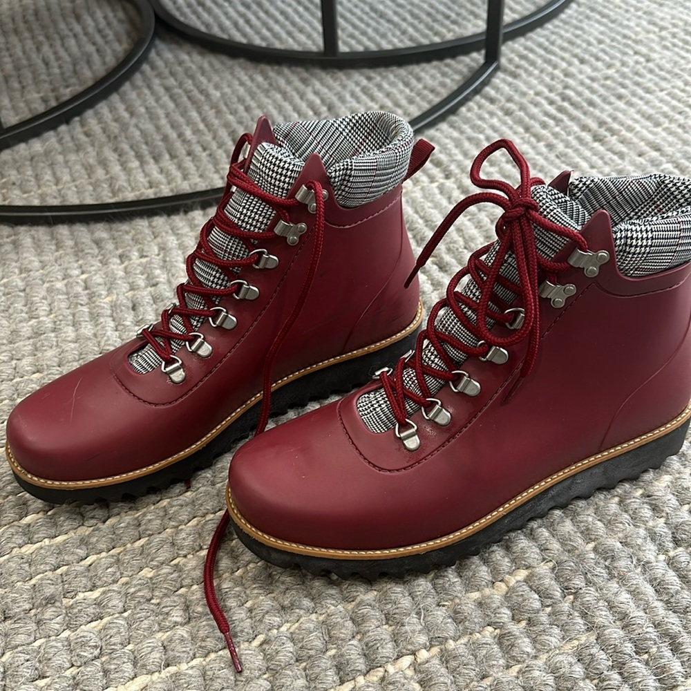 Bernardo Winnie Rain boots size 10